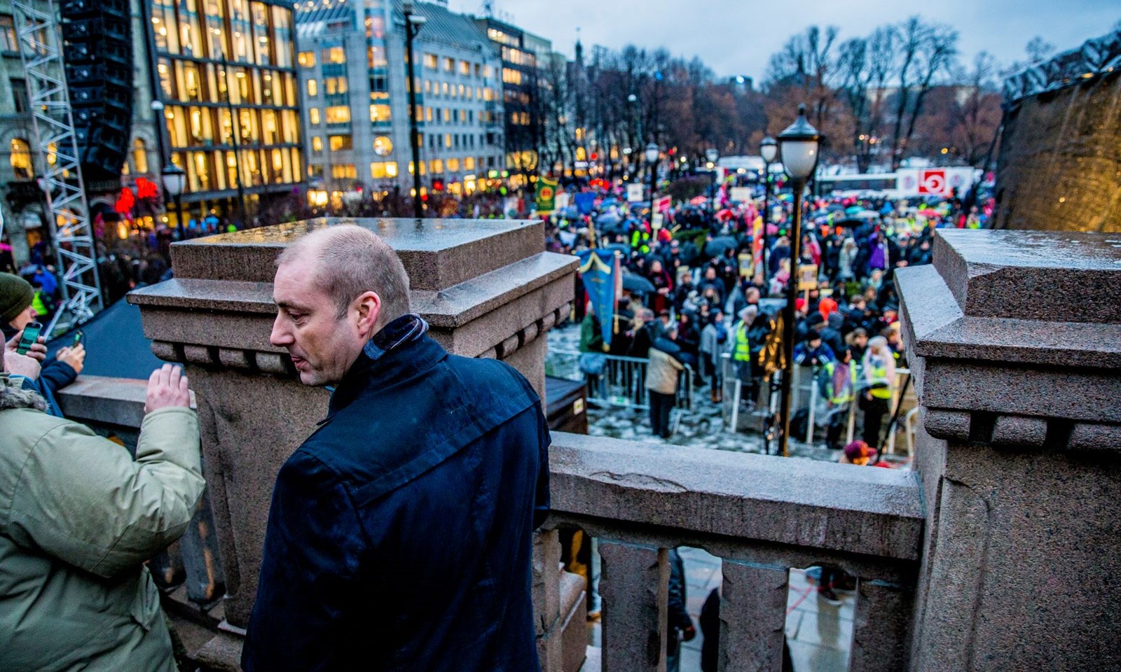 Daværende arbeidsminister Robert Eriksson utenfor Stortinget i forbindelse med en politisk streik mot regjeringen Solbergs forslag til endringer i arbeidsmiljøloven i 2015.