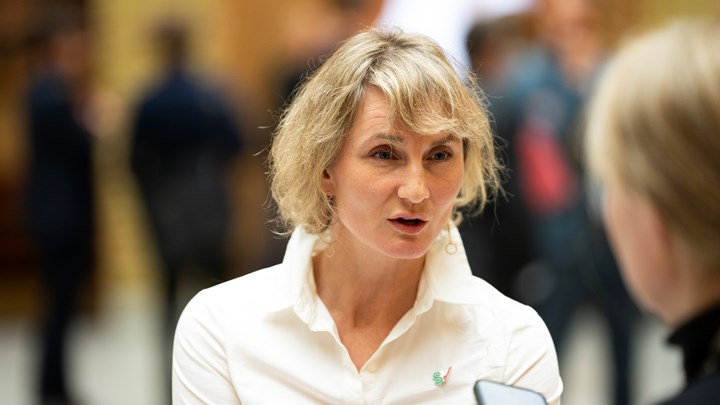 Marthe Hammer (SV) leder forhandlingene for paritet sitt om statsbudsjettet 2026.