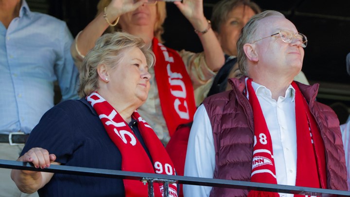 Erna Solberg og Sindre Finnes på Brann – Sarpsborg 16. Mai 2025.