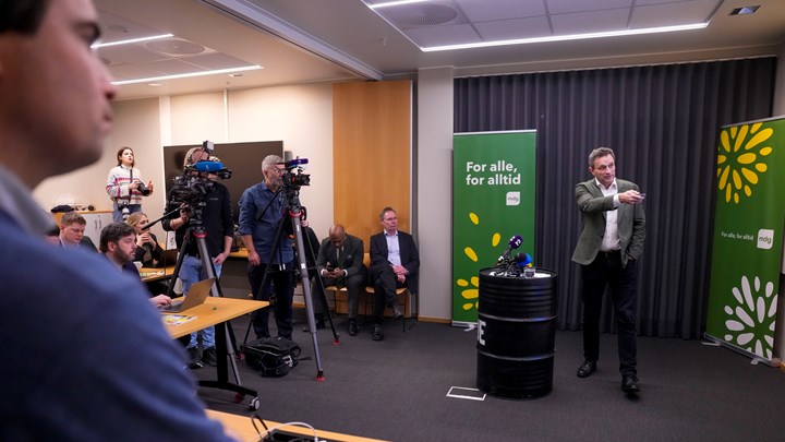 Store deler av den politiske pressen møtte opp på MDGs kontorer onsdag for en forelesning av partileder Arild Hermstad.