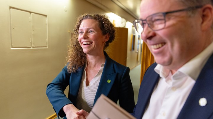 Ingrid Liland er MDGs forhandlingsleder. Her sammen med Senterpartiets forhandlingsleder Bjørn Arild Gram.