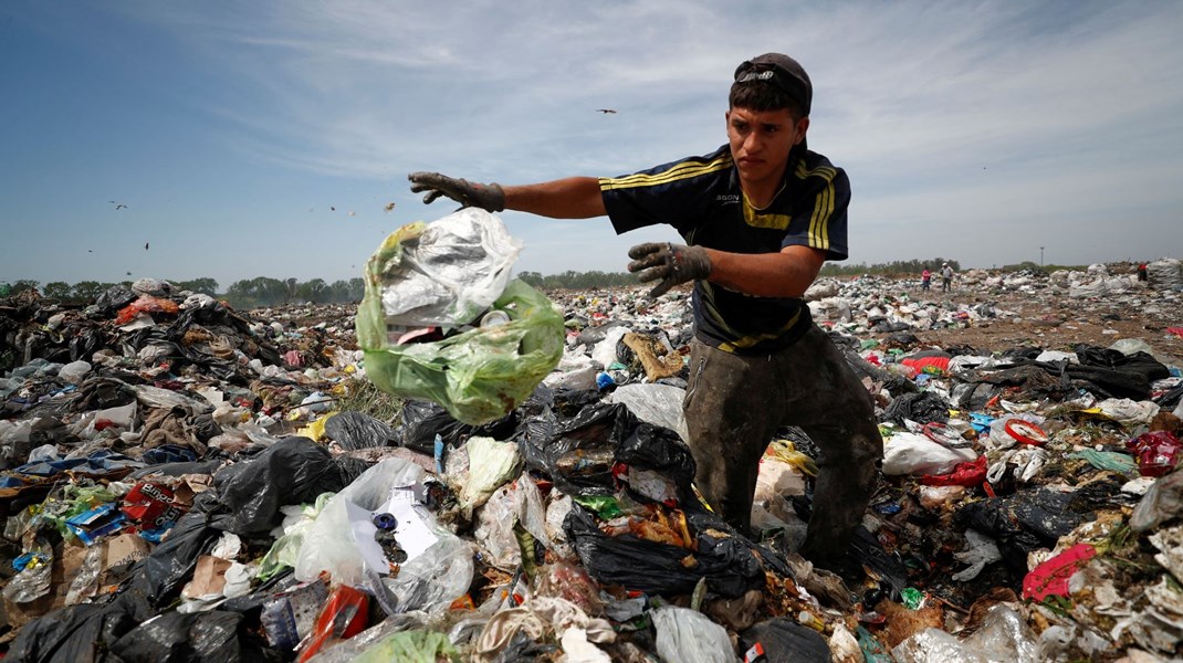 Diego (19)&nbsp;jobber 12-timers skift med å lete gjennom søppel etter papp, plast eller metall han kan selge. Han er en av mange som rammes av at&nbsp;hjemlandet hans, Argentina, er blitt rammet av inflasjon på opp mot 100 prosent.