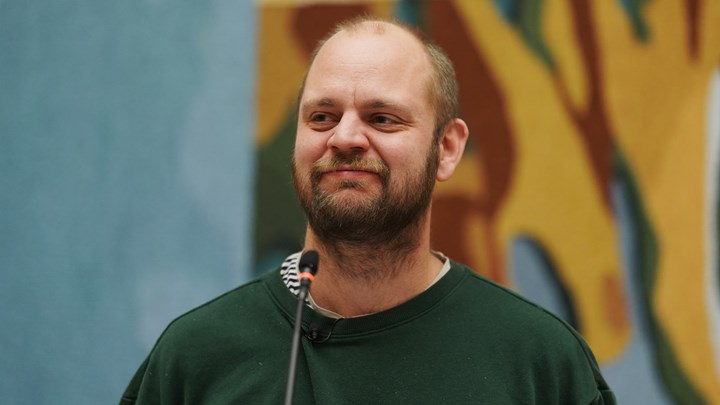 Mimir Kristjansson var lei seg for at moren hans ikke fikk oppleve at Rødt fikk gjennomslag for å øke fribeløpet for uføre som kan jobbe litt.&nbsp;– Jeg tror hun hadde vært stolt, sa han på pressekonferansen.