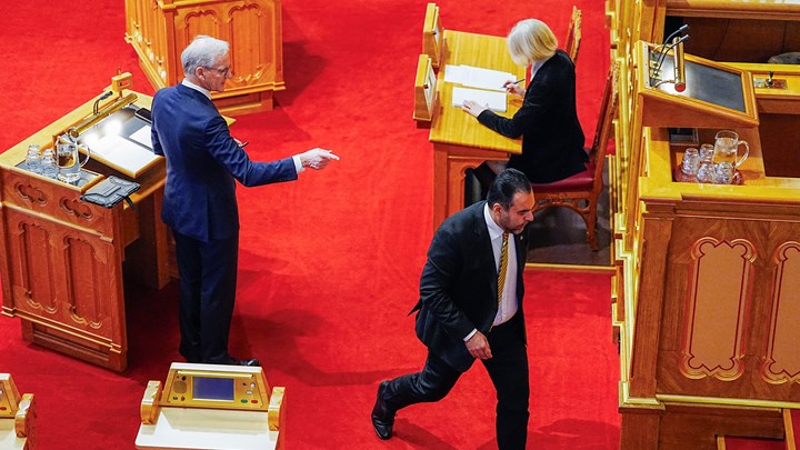 Stortingspresident Masud Gharahkhani beslagla godteri statsminister Jonas Gahr Støre hadde fått av Nikolai Astrup.