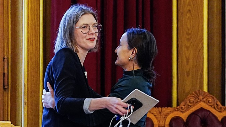 Marie Sneve Martinussen og Seher Aydar koste seg bakerst i stortingssalen under spørretimen.
