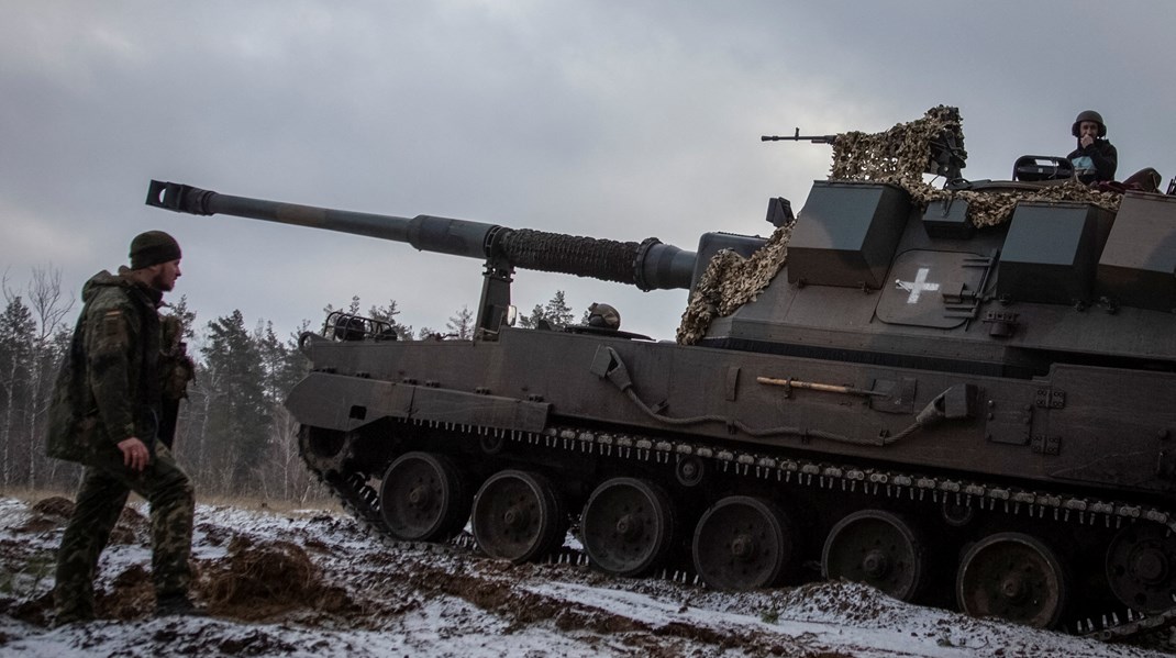 En ukrainsk&nbsp;soldat forbereder en polsk howitzer ved fronten i Donetsk regionen. Denne uken har flere land meldt om nye tunge våpen til Ukraina. Men i partiet Rødt er de fortsatt motstandere av at Norge skal sende våpen.&nbsp;