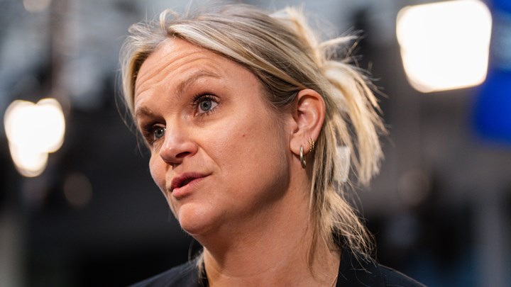 Statssekretær Ellen Rønning-Arnesen opplyser at det blir mulig å søke om tilskuddet i løpet av neste år, men svarer ikke direkte på et spørsmål om når folk kan regne med å få utbetalt tilskuddet. Det er imidlertid satt av penger til formålet i 2026.