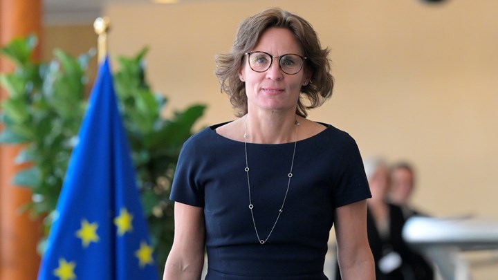 Jessika Roswall tilhører det konservative svenske partiet Moderaterna. Før hun ble miljøkommissær, var hun Europaminister i Sverige.