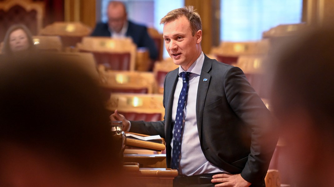 Høyres Bård Ludvig Thorheim reagerer på at regjeringen ikke har fått på plass en deleløsning for solenergi fra 1. januar, til tross for at Stortinget har vedtatt at det skal på plass som et hastetiltak i møte med strømkrisen.