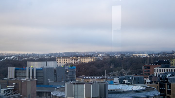 Fra den praktfulle salen har man utsikt til Slottet. Taket på dagens regjeringsbygg, R-5, er synlig i forgrunnen. Tung forteller at det ville vært langt dyrere å gjøre eksisterende bygg i stand etter moderne sikkerhetsstandarder enn å bygge nye.&nbsp;