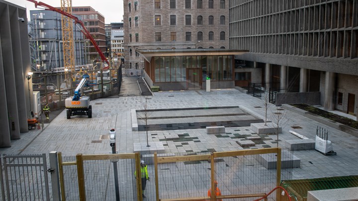 Einar Gerhardsens plass sett fra broen mellom A- og D-blokken.&nbsp;Det var her bilbomben ble detonert den&nbsp;22. juli 2011.&nbsp;Bomben drepte&nbsp;åtte personer.