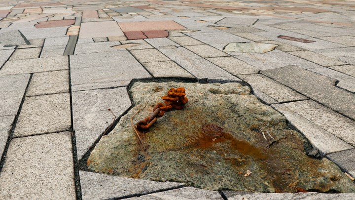 Denne steinen er en av flere hundre steiner fra ulike norske kommuner som til sammen utgjør kunstverket som pryder Johan Nygaardsvolds plass, laget av den palestinske kunstneren Jumana Mannas.