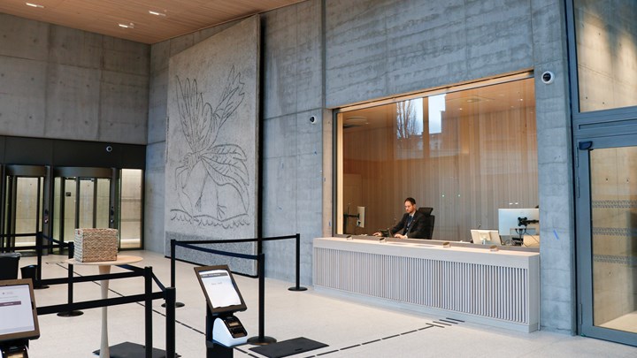 Resepsjonen i A-blokken blir hovedinngang til regjeringskvartalet. Pablo Picassos verk «Måken» pryder veggen.&nbsp;