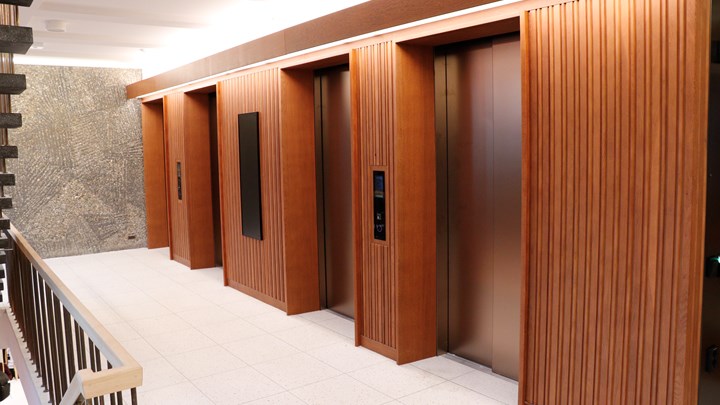 Det opprinnelige bygget hadde teak-paneler. I den restaurerte Høyblokken har Statsbygg gått for beiset eik - av hensyn til regnskogen.&nbsp;