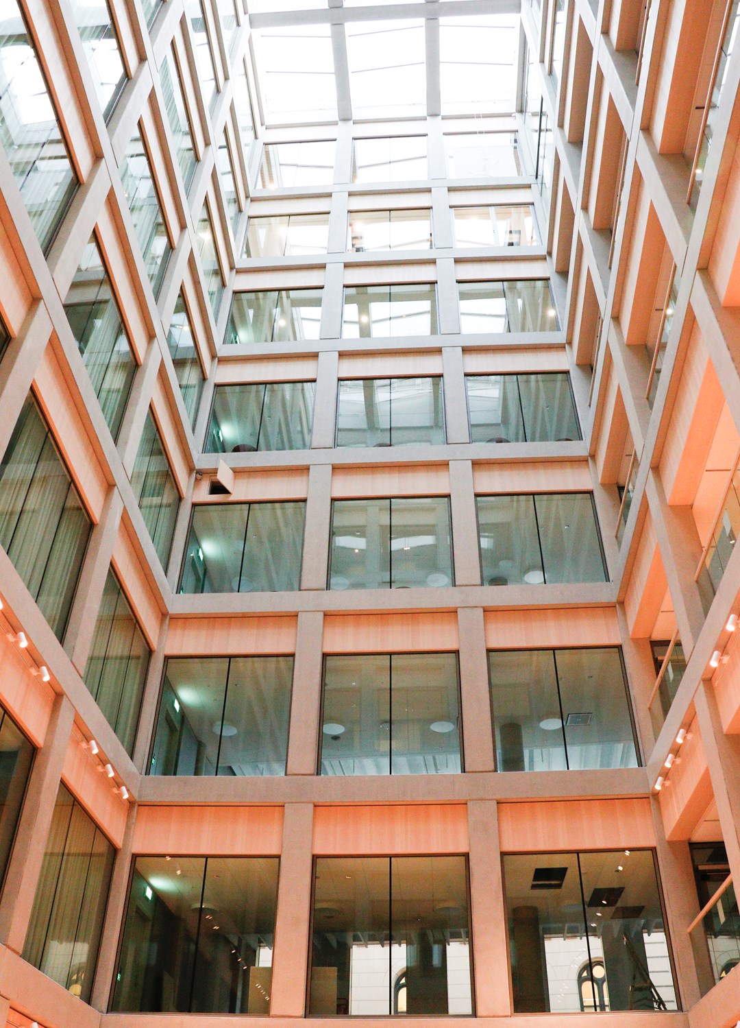 Fra kantinen strekker kontorene seg opp i etasje etter etasje.