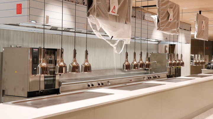 I kantinen, som ligger i D-blokken, skal det være plass til rundt 700 personer til enhver tid. Det betyr at de 2200 ansatte som skal jobbe i bygget må spise i puljer.&nbsp;