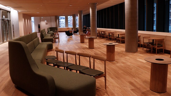 Det er lagt vekt på å skape god plass til sosiale soner. Disse befinner seg fra tredje etasje og nedover. Oppover er det stort sett kontorer.&nbsp;