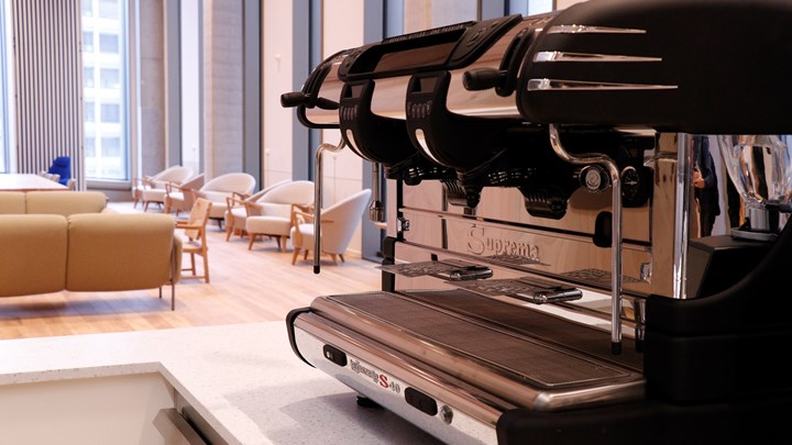 Litt god stemning skal det da bli! Her i kafeen 1814 i A-blokken skal ansatte kunne ta seg en pause, slappe av og ha med seg gjester. Dette er en del av «samhandlingsstrøket», en sammenhengende sosial sone som går gjennom alle byggene.