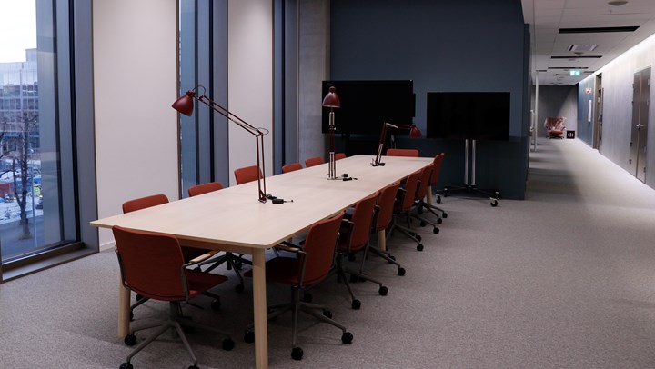 I A-blokken finnes mange slike åpne møtearenaer. Tung sier regjeringen har vært opptatt av at arbeidsplassene skal være funksjonelle og moderne, men ikke ekstravagante.