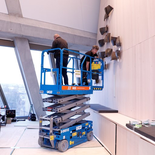 Verket «I flokk letter fuglene» av Irma Salo Jæger er fra 1985 og hang opprinnelig i det som var Statens kontorbygg på Helsfyr. Det oppføres nå i A-blokkens representasjonsrom.