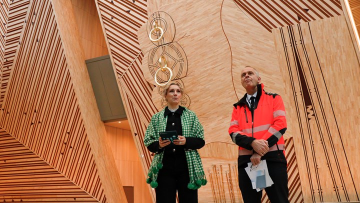 Karianne Tung og statsbygg-direktør Øystein Børmer i det nye inngangspartiet i A-blokken.