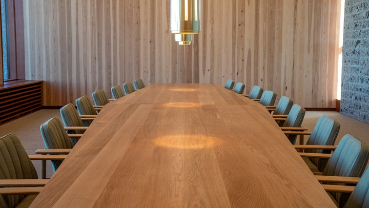 I Høyblokkens toppetasje er statsrådssalen restaurert til sin opprinnelige prakt. Bordet er en identisk replika, mens Hadeland Glassverk har gjenskapt de originale&nbsp;lampene fra 1958.&nbsp;