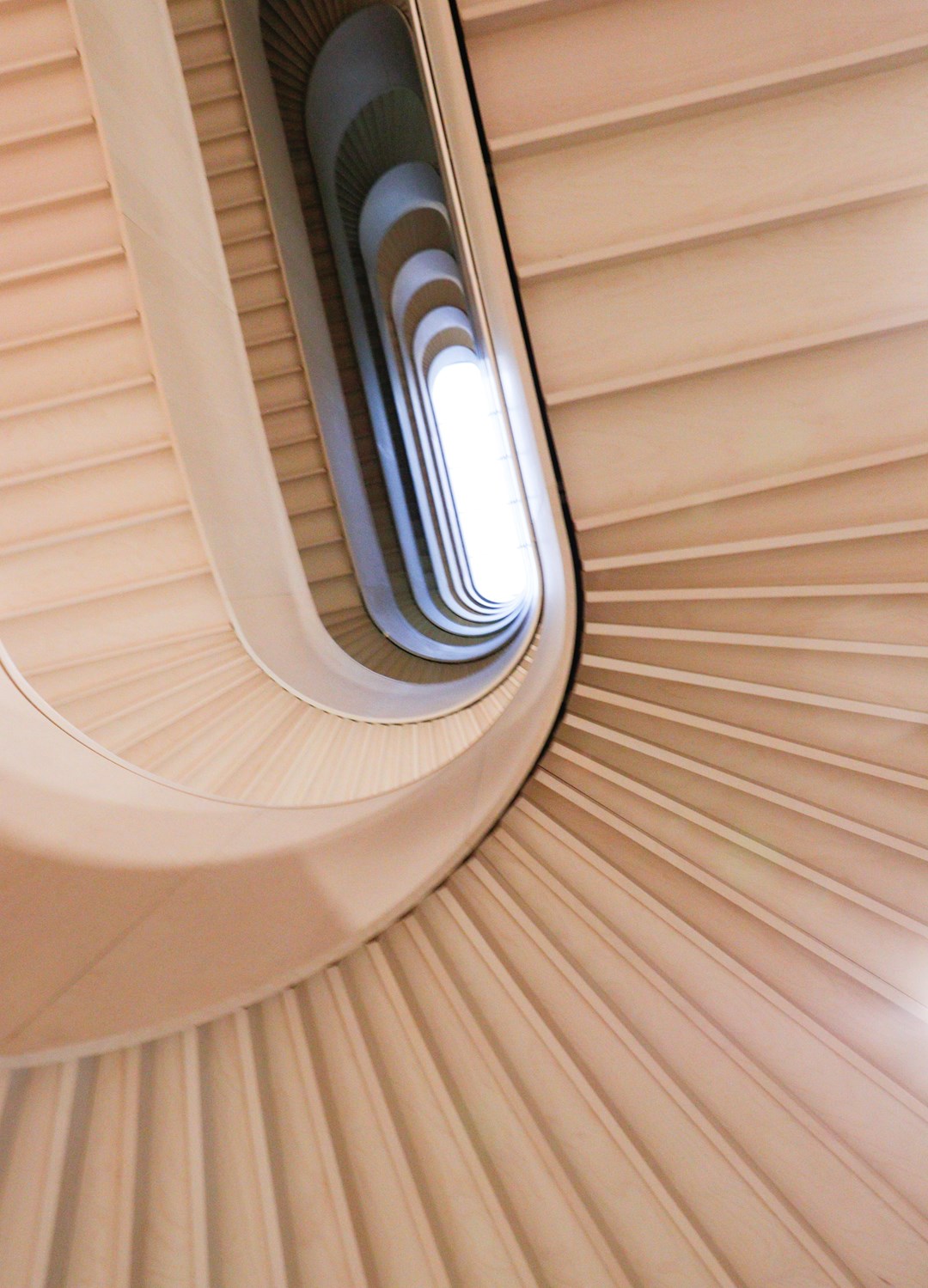 Denne trappen i D-blokken er Statsbygg særlig stolt over. – Det er blitt veldig pene og delikate bygg, som er tro mot norsk byggeskikk og kultur, sier Tung.&nbsp;