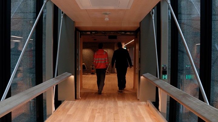 Tilbake i A-blokken er det en ny bro som kobler bygget til Høyblokken. Her er taket betydelig lavere enn i de andre byggene, ettersom etasjestandardene var svært annerledes da det ble bygget i 1958. Her er det 260 cm under taket.&nbsp;