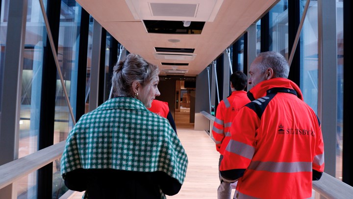 A-blokken og D-blokken er koblet sammen via en bro. Digitaliserings- og forvaltningsminister Karianne Tung og Statsbygg-direktør Øystein Børmer leder an.