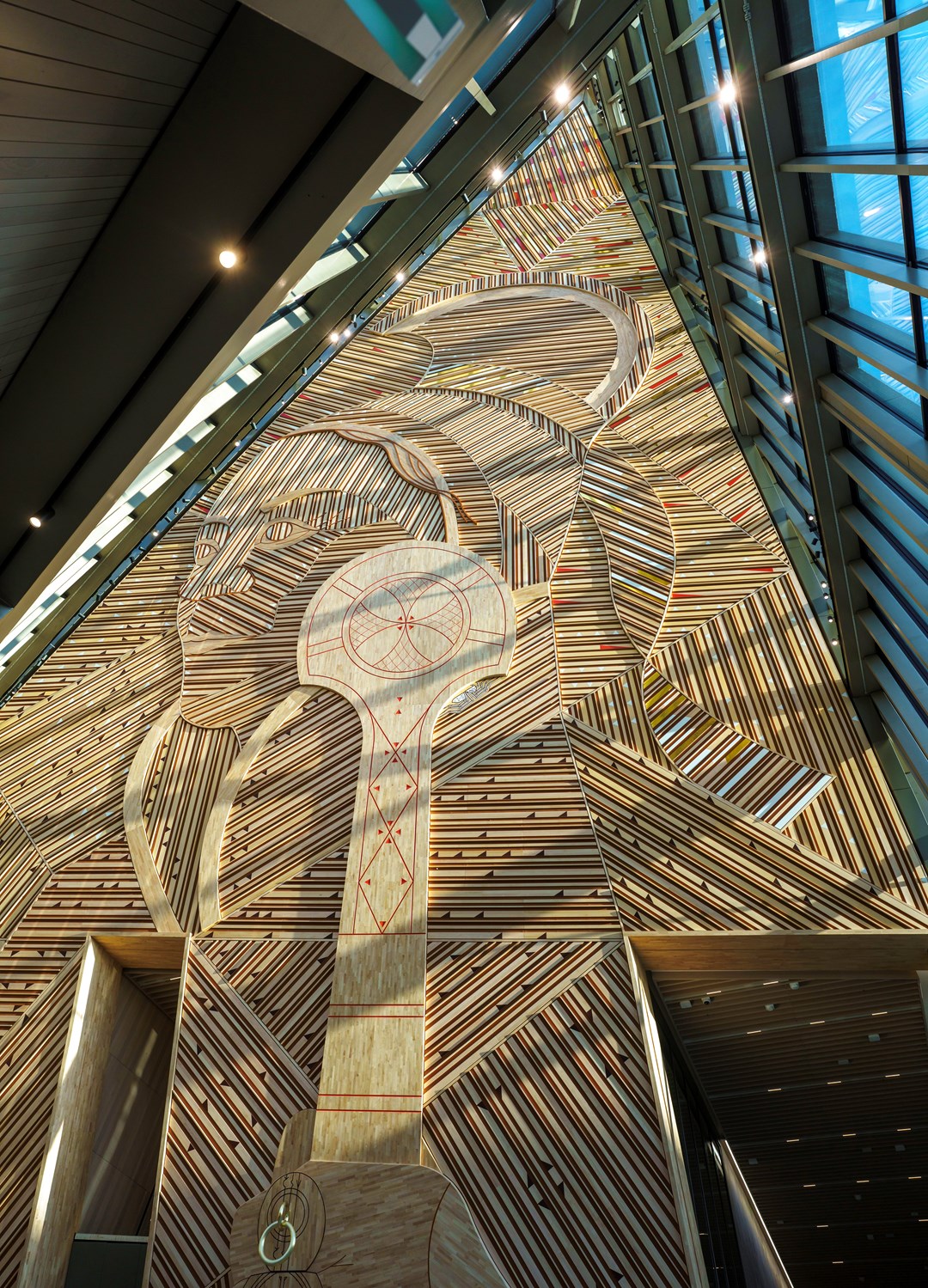 Kunstverket «Áhkká» av Outi Pieski pryder hele veggen ved inngangen til A-blokken. Verket viser en kvinne i en nordsamisk hornlue og med en sørsamisk vandrestav.