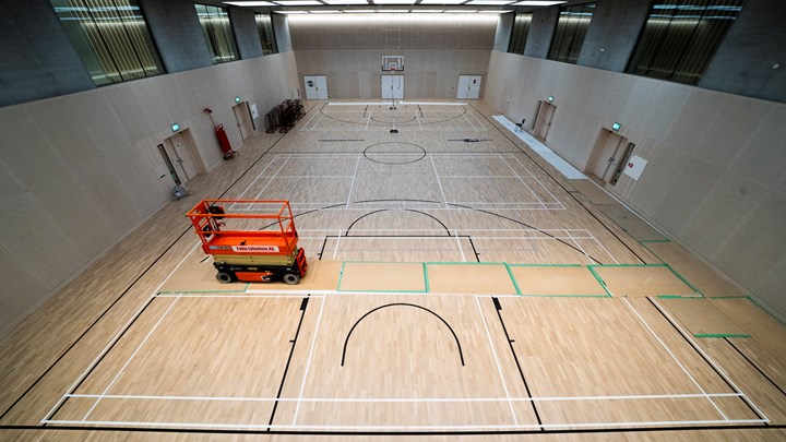 I kjelleren under kantinen i D-blokken ligger departementenes flerbrukshall. Det kan brukes både som gymsal for departementsansatte og som messehall.