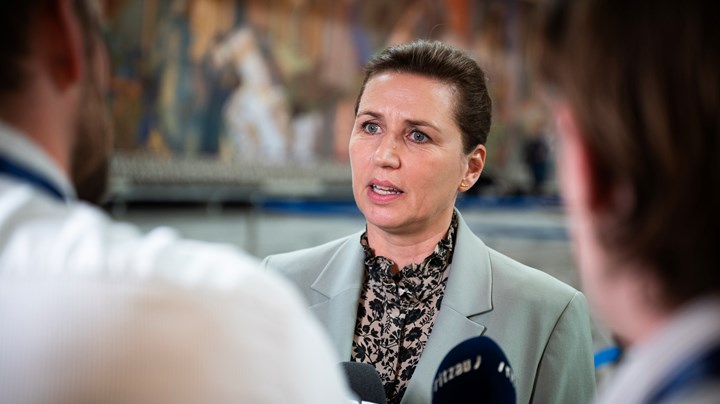 Mette Frederiksen har denne perioden ledet en&nbsp;sentrumsregjering sammen med Venstre og&nbsp;Moderaterne. I en norsk kontekst ville det vært som at Arbeiderpartiet, Høyre og et slags norskt Venstre gikk i regjering sammen.