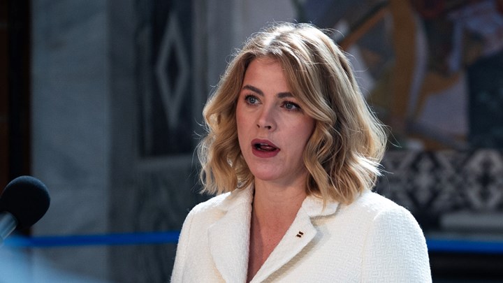 Evika Siliņa tok over som statsminister i 2023 etter at tidligere statsminister Krišjānis Kariņš gikk av som følge av konflikter i regjeringskoalisjonen.